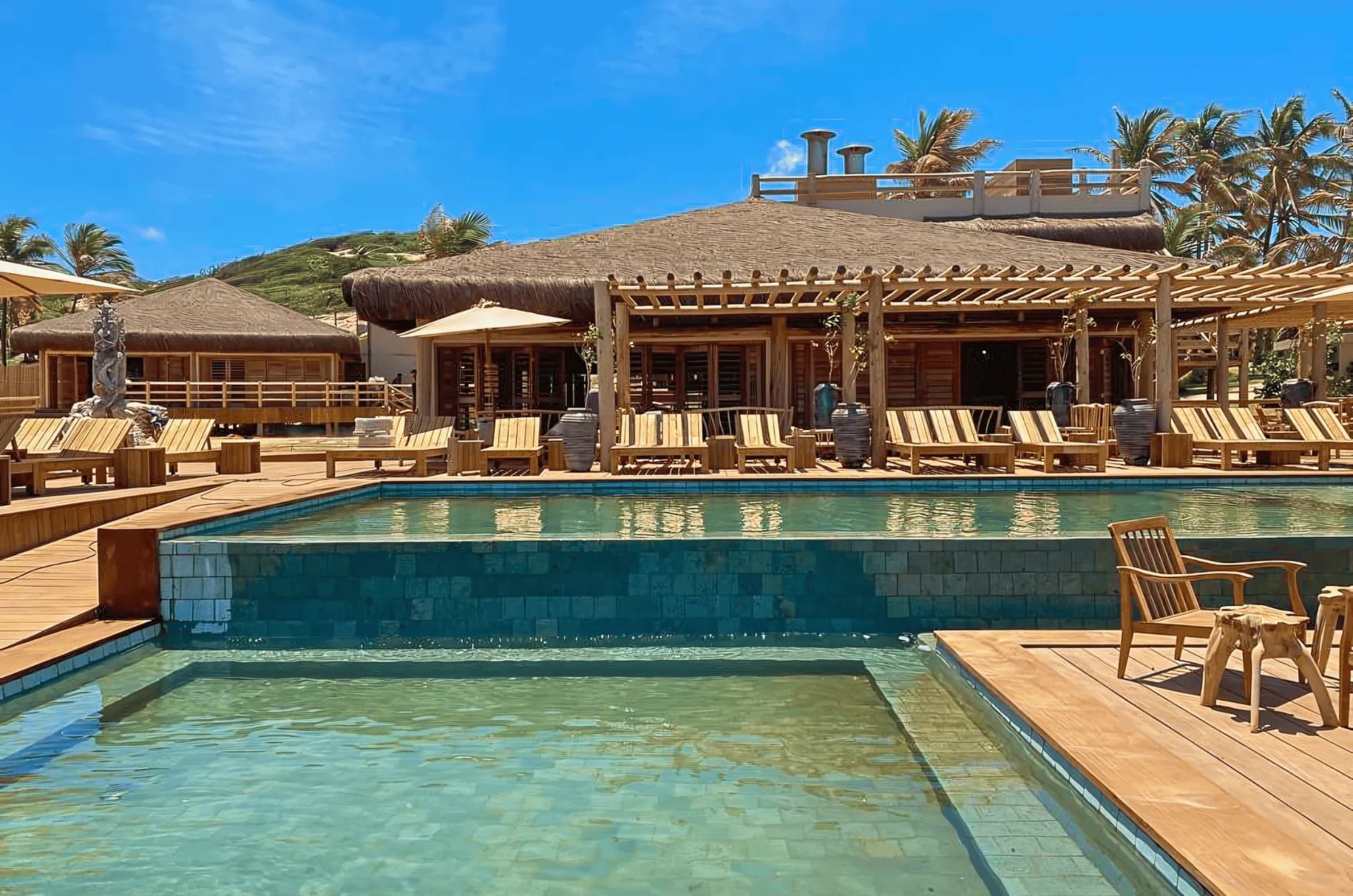 Eco lodge em Pipa com estrutura de eucalipto e telhado de palha, obra pronta